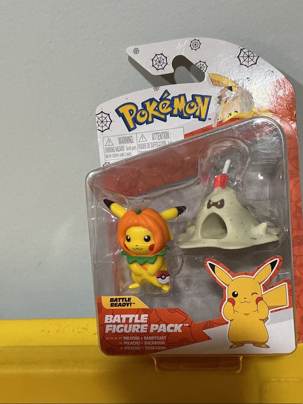 Pikachu Pumpkin Costume & Sandygast Battle Figure Pack - Yellow/Orange. NEW